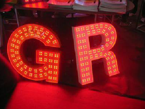 兴平LED发光字常见的安装误区。